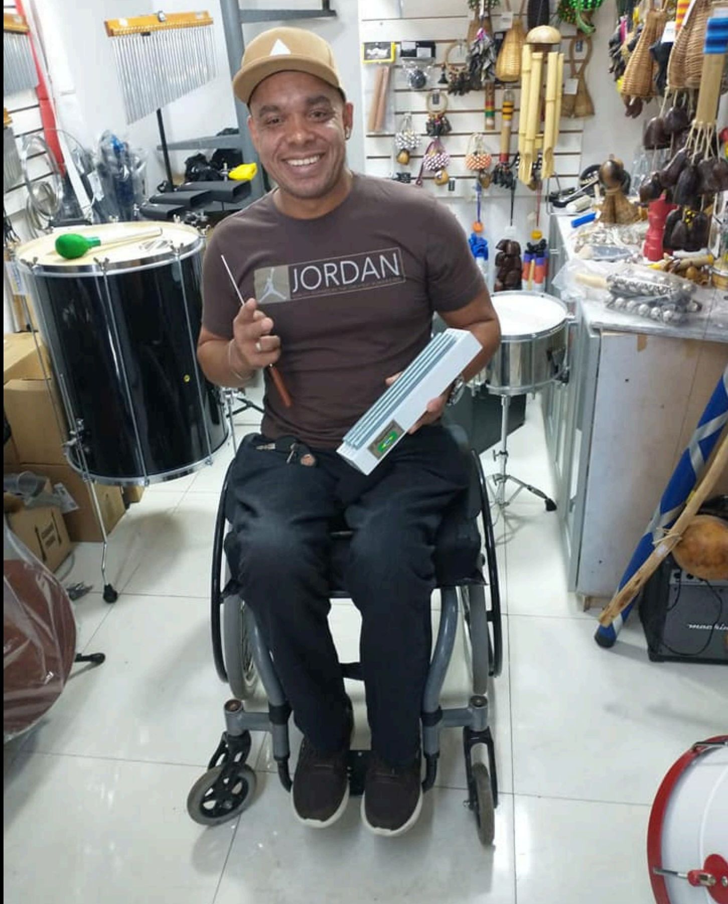 Alexandre Cruz em loja de instrumentos de percussão