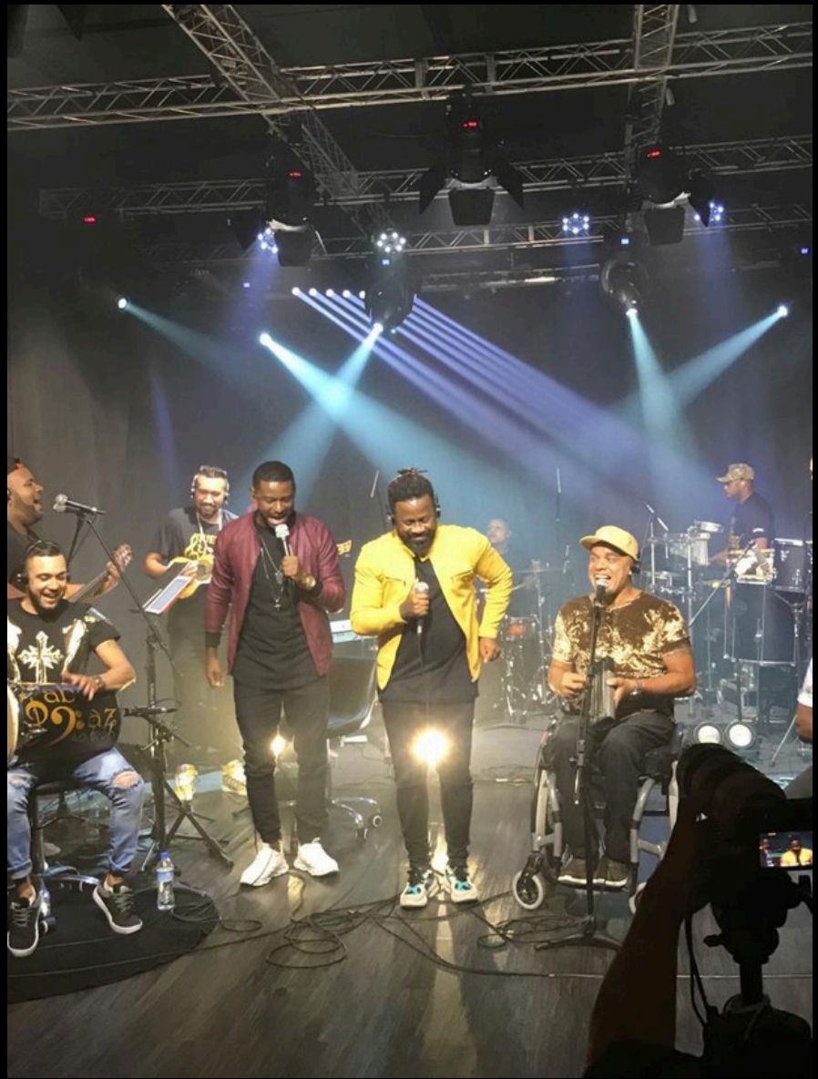 Banda no palco com Alexandre Cruz