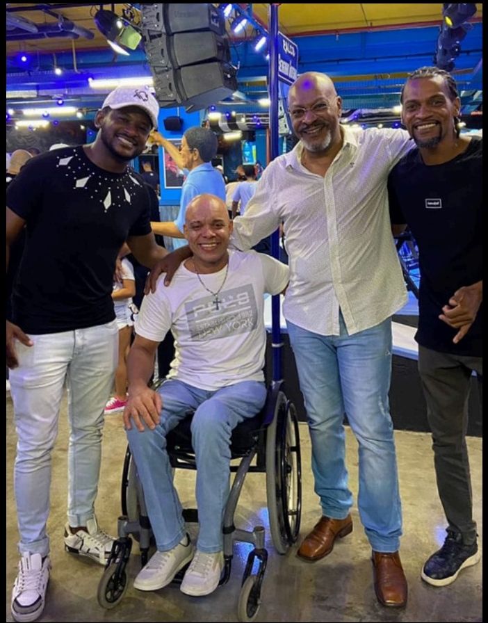 Alexandre com sambistas em evento